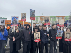 Родители, гимназисты и педагоги гимназии на акции «Бессмертный полк».