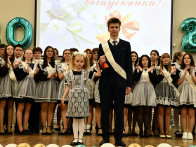 Две ступени, один праздник: в гимназии №6 прозвенел последний звонок для 9-х и 11-х классов.