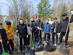 Трудовой десант по уборке пришкольной территории.
