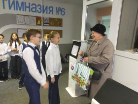 К праздничным поздравлениям учителей присоединились самые юные гимназисты!.