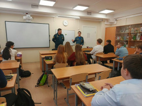 Старшеклассники познакомились с профессией спасателя на встрече с представителями 92 ПСЧ МЧС.