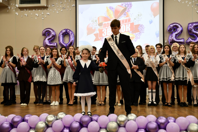 24 мая прозвенел последний звонок для 4 и 9 классов, юношей и девушек 11 классов.