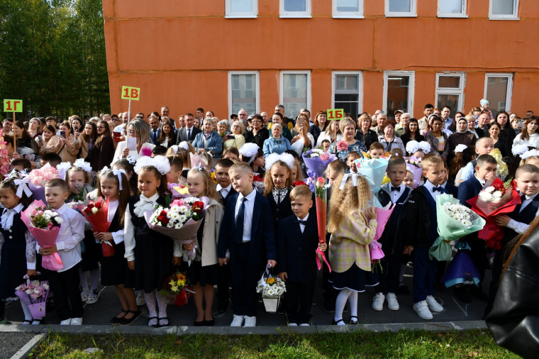 Торжественная линейка, посвящённая Дню знаний.