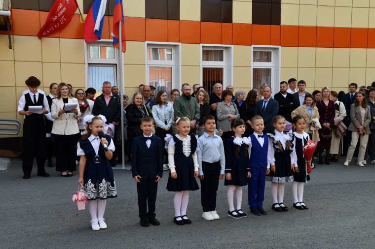 Торжественная линейка, посвящённая Дню знаний.