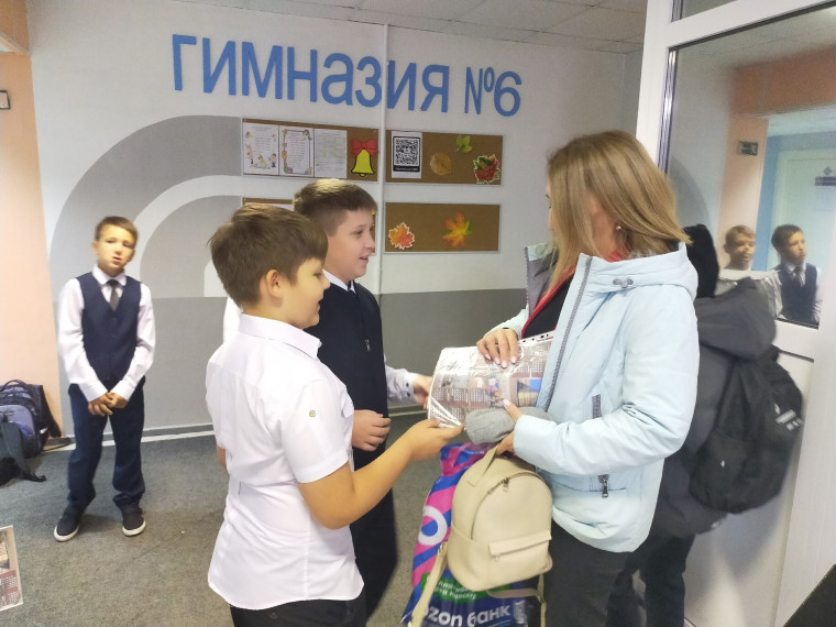 К праздничным поздравлениям учителей присоединились самые юные гимназисты!.