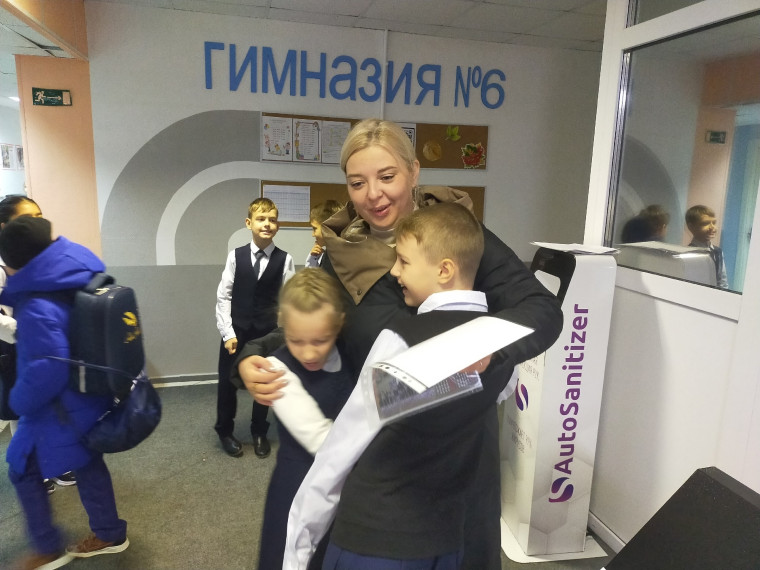 К праздничным поздравлениям учителей присоединились самые юные гимназисты!.