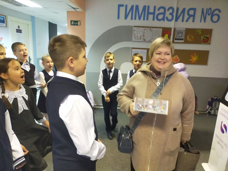 К праздничным поздравлениям учителей присоединились самые юные гимназисты!.