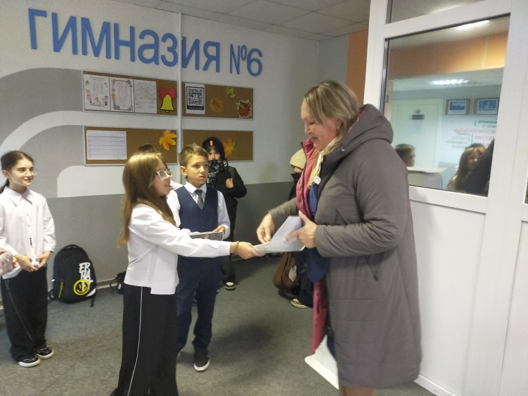 К праздничным поздравлениям учителей присоединились самые юные гимназисты!.