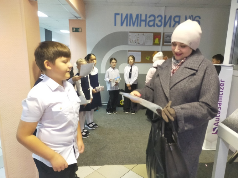 К праздничным поздравлениям учителей присоединились самые юные гимназисты!.
