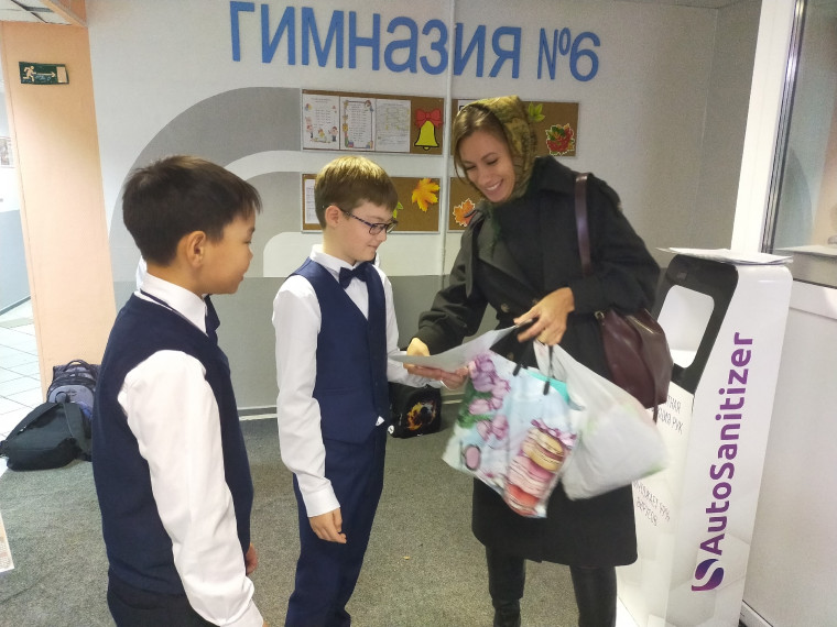 К праздничным поздравлениям учителей присоединились самые юные гимназисты!.