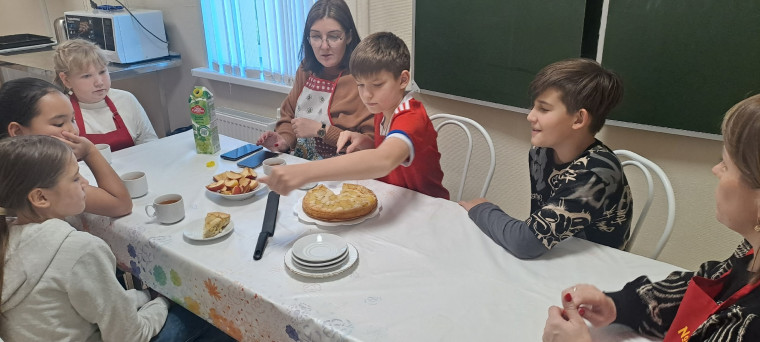 Шарлотка с воспоминаниями: домашнее тепло и уют в 5 "В".