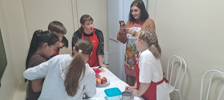 Шарлотка с воспоминаниями: домашнее тепло и уют в 5 "В".